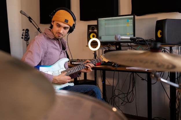 Photo gratuite vue latérale homme jouant de la guitare