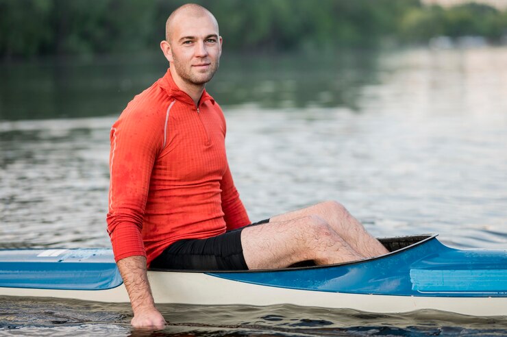 Photo gratuit vue latérale homme en kayak