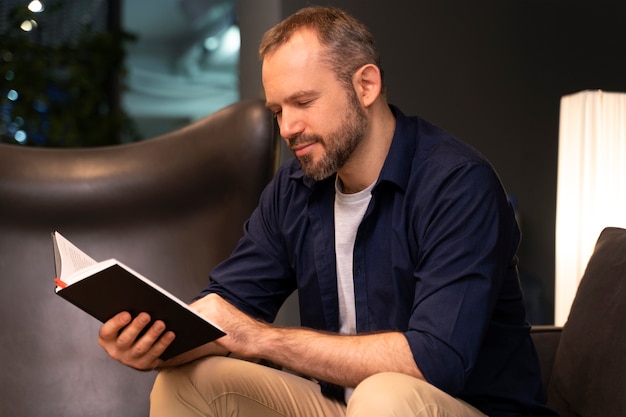 Vue latérale homme lisant un livre