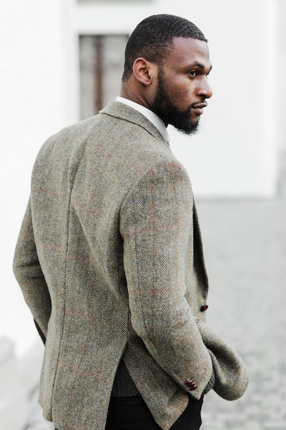 Vue latérale homme à la mode en détournant les yeux