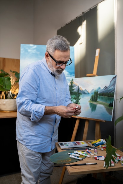 Photo gratuite vue latérale de l'homme peignant à la maison