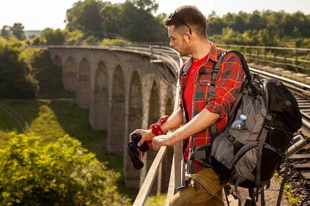 Vue latérale de l'homme sur le pont