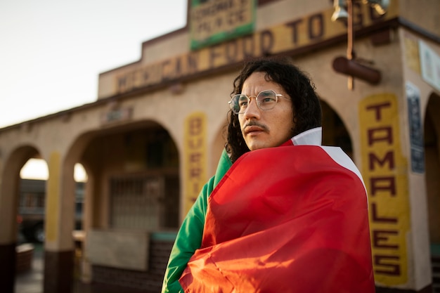 Vue latérale homme portant le drapeau mexicain