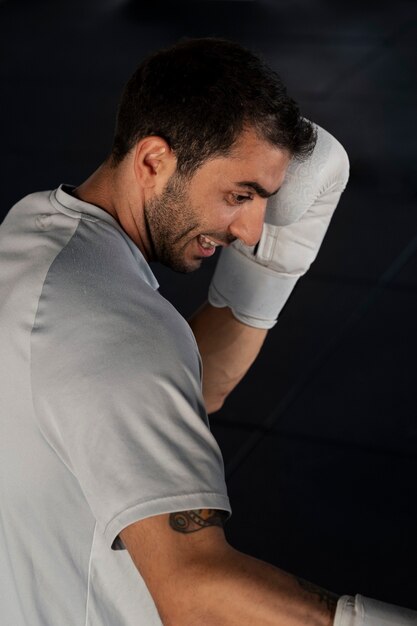 Vue latérale homme portant des gants de boxe