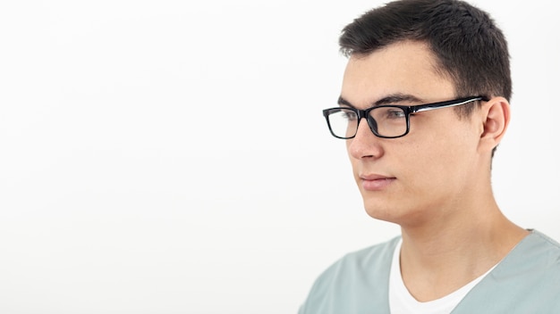 Vue latérale d'un homme portant des lunettes avec copie espace