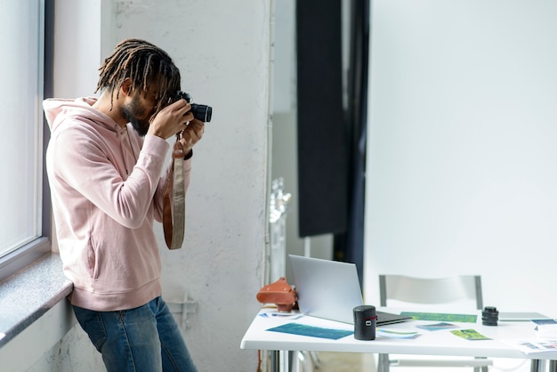 Vue latérale homme prenant des photos