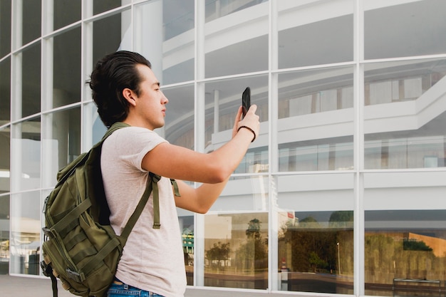 Photo gratuite vue latérale homme prenant des photos