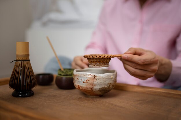 Vue latérale homme préparant du thé matcha