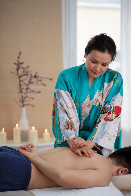 Vue latérale homme recevant un massage du dos