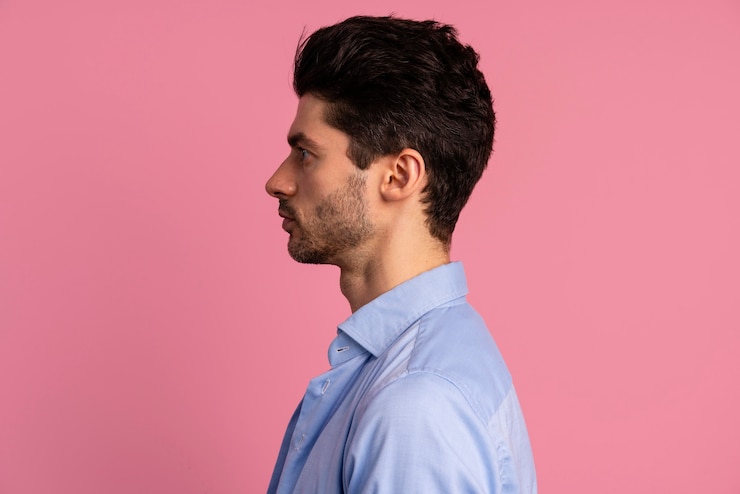 Photo gratuit vue latérale de l'homme sérieux