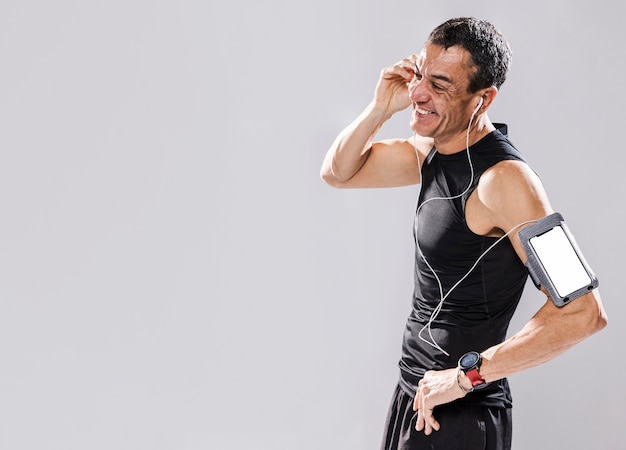 Vue latérale homme sporitve avec un casque