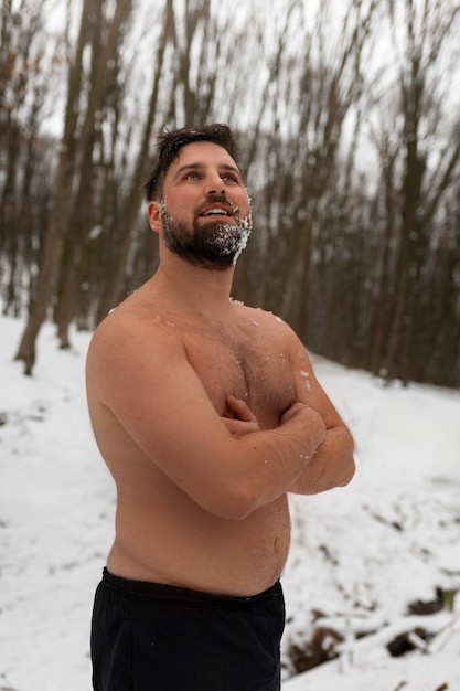 Photo gratuite vue latérale homme subissant une exposition au froid pour le bien-être