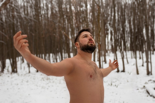 Photo gratuite vue latérale homme subissant une exposition au froid pour le bien-être