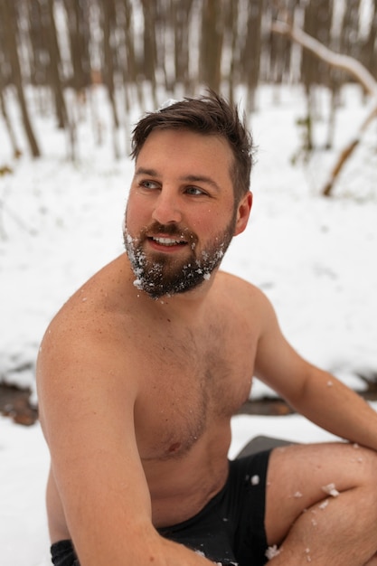 Photo gratuite vue latérale homme subissant une exposition au froid pour le bien-être