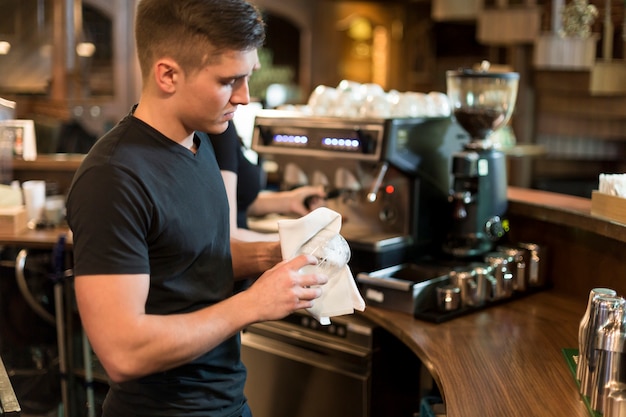 Vue latérale homme tasses de séchage