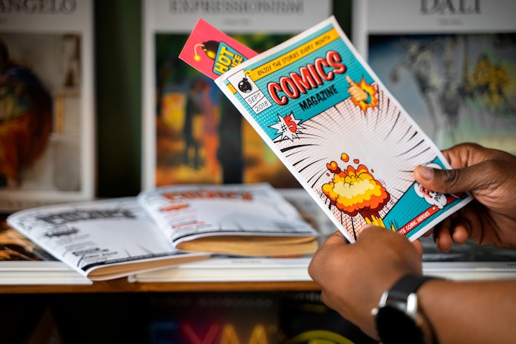 Photo gratuit vue latérale homme tenant des bandes dessinées