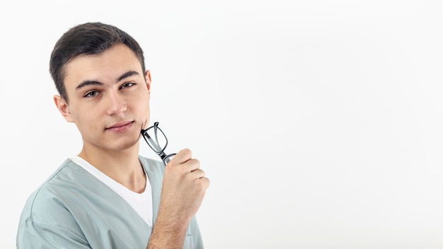 Vue latérale de l'homme tenant ses lunettes à la main avec copie espace