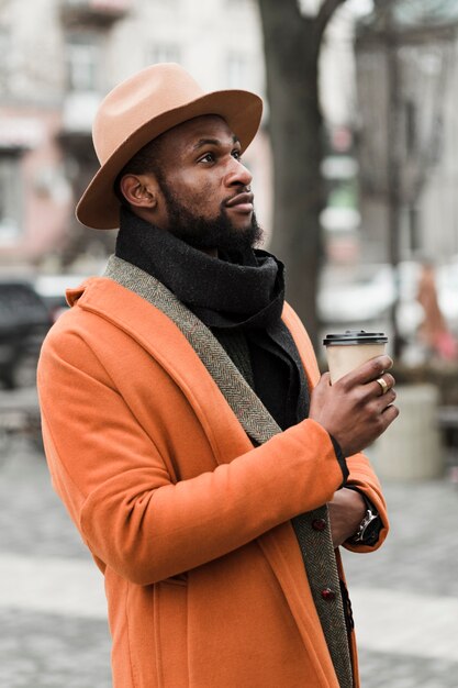 Vue latérale homme tenant une tasse de café