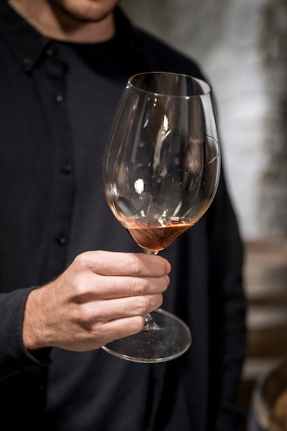 Vue latérale homme tenant un verre de vin