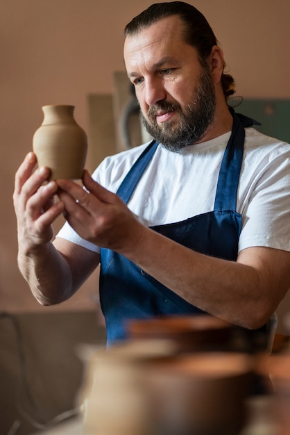 Photo gratuite vue latérale, homme, tenue, vase