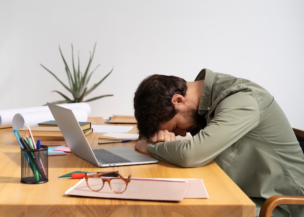 Photo gratuite vue latérale homme traitant du syndrome de l'imposteur