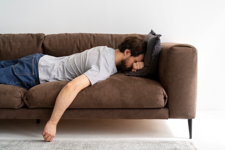 Photo gratuit vue latérale homme traitant du syndrome de l'imposteur