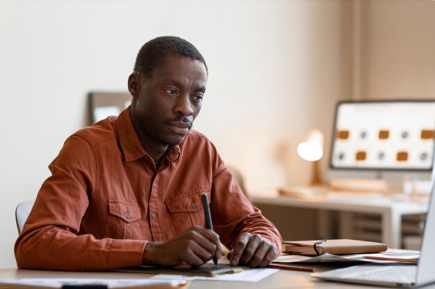 Vue latérale homme travaillant au bureau