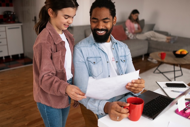 Photo gratuite vue latérale homme travaillant à domicile