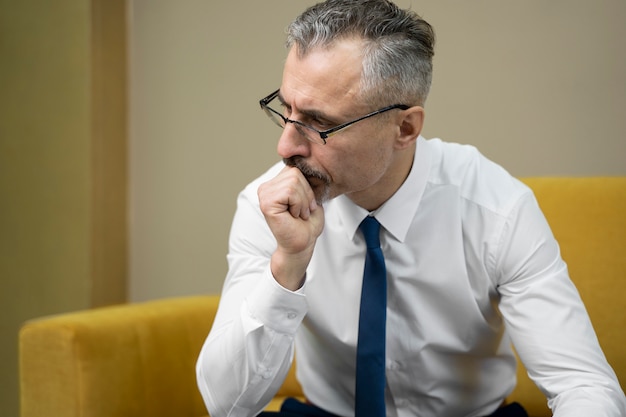 Photo gratuite vue latérale homme triste au travail