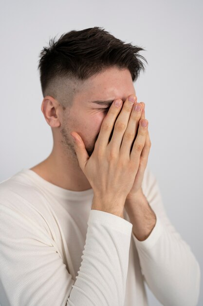 Vue latérale homme triste pleurant