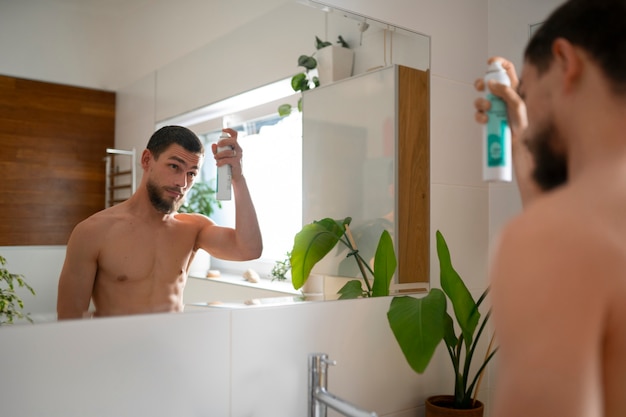 Photo gratuite vue latérale homme utilisant du shampoing sec