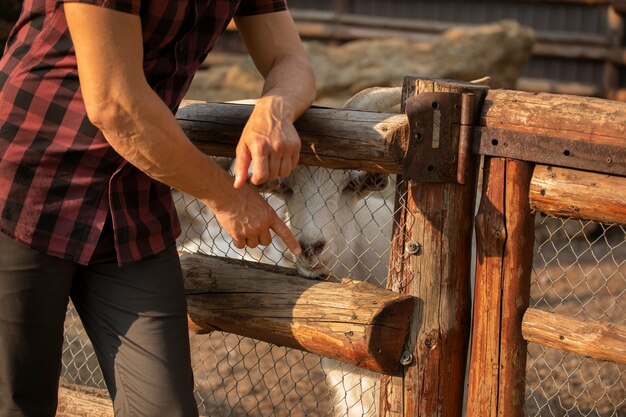 Vue latérale homme vivant à la ferme