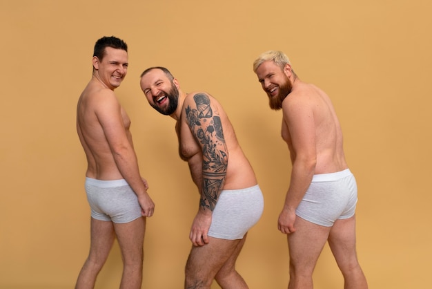 Vue latérale des hommes posant ensemble en studio