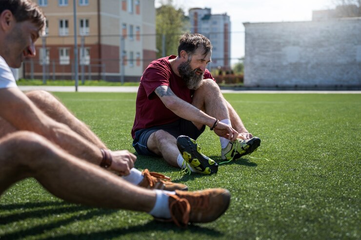 Photo gratuit vue latérale des hommes sur le terrain de football