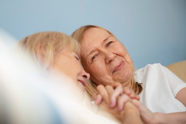 Photo gratuite vue latérale de l'intimité du couple de personnes âgées