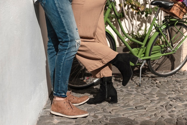 Photo gratuite vue latérale des jambes de couple avec vélo