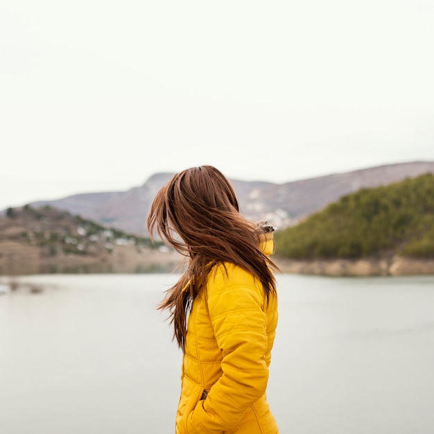 Photo gratuite vue latérale jeune belle femme dans la nature