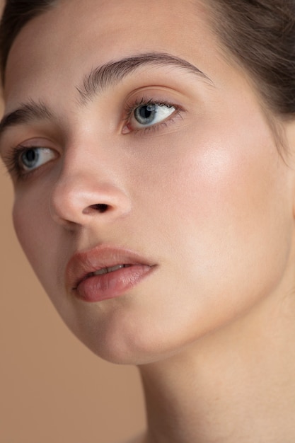 Vue latérale jeune femme avec une peau parfaite