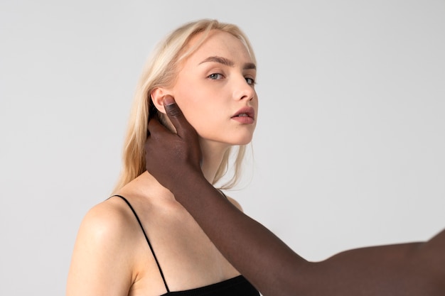 Vue latérale jeune femme qui pose en studio