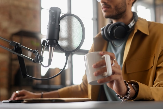 Vue latérale jeune homme tenant une tasse