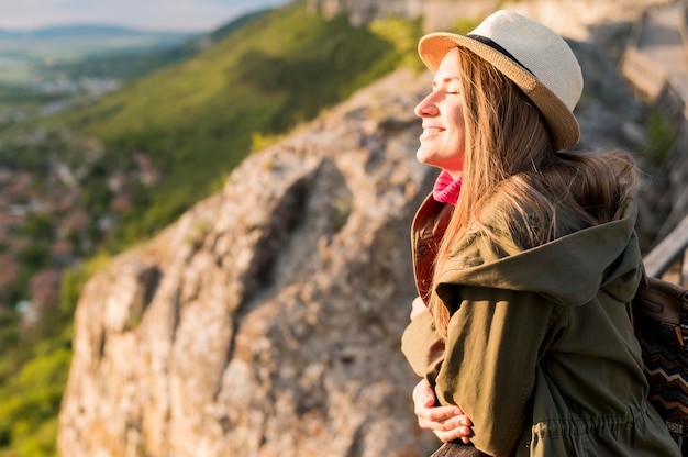 Vue latérale jeune voyageur heureux d'être à l'extérieur