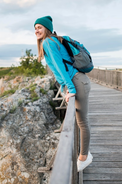 Vue latérale jeune voyageur profitant de vacances