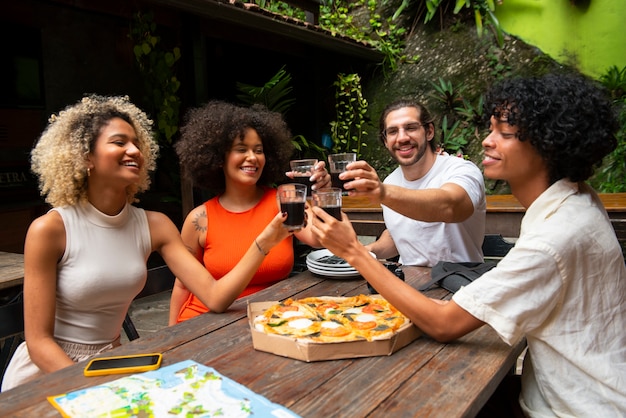 Photo gratuite vue latérale de jeunes amis voyageant ensemble