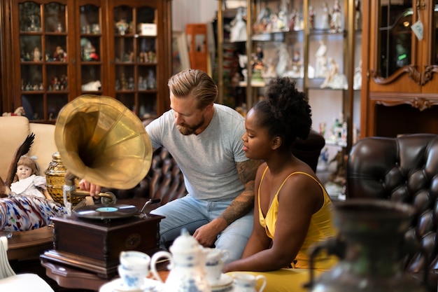 Photo gratuite vue latérale des jeunes au magasin d'antiquités