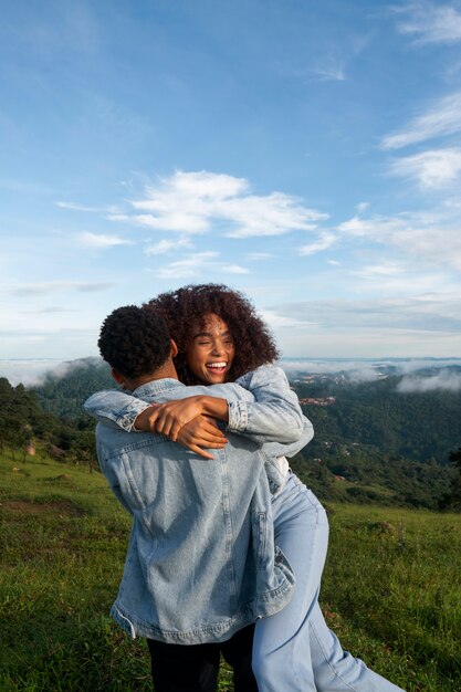 Vue latérale joli couple à l'extérieur