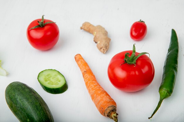 Vue latérale des légumes sur blanc