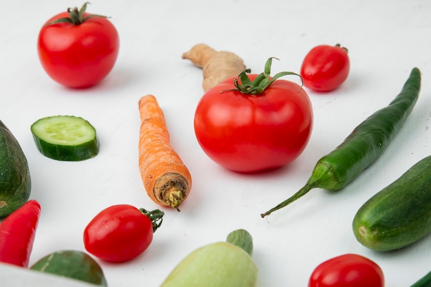 Vue latérale des légumes sur blanc