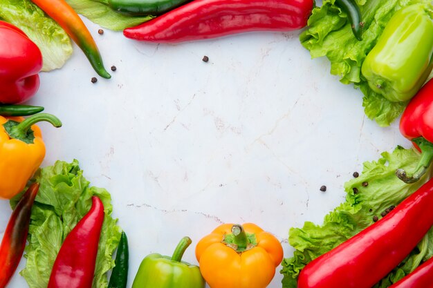 Vue latérale des légumes sur fond blanc