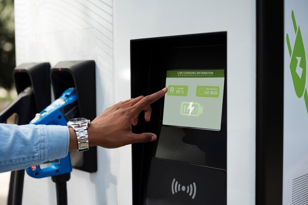 Vue latérale main choisissant les options de charge