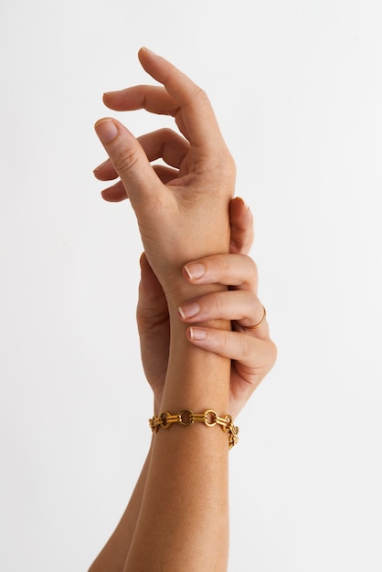 Photo gratuite vue latérale main portant un bracelet en or